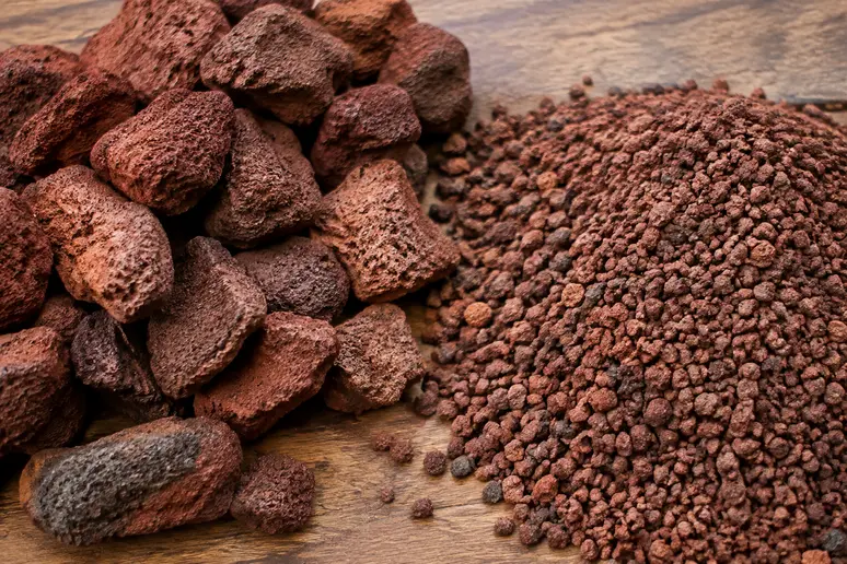 Différentes granulométries de pouzzolane rouge comparées pour un projet d'aménagement paysager.