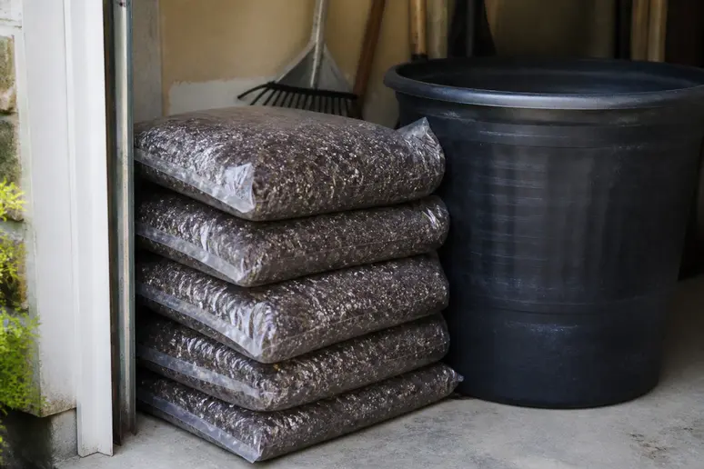 Sacs de terreau de plantation et volume en vrac rangés dans un espace de stockage